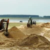 Một điểm khai thác cát xây dựng trong lòng hồ Dầu Tiếng. (Ảnh: Thanh Tân/TTXVN)