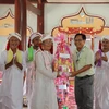 Đoàn công tác của tỉnh Bình Thuận tặng quà và chúc tết các vị sư cả. (Ảnh: Hồng Hiếu/TTXVN)
