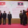 Trao tặng Huân chương Hữu nghị của nước CHDCND Lào cho tỉnh Điện Biên. (Ảnh: Văn Dũng/TTXVN)