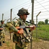Binh sỹ thuộc Lực lượng biên phòng Ấn Độ tuần tra tại khu vực biên giới R.S Pora, phía tây nam bang Jammu. (Nguồn: AFP/ TTXVN)