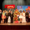 Chủ tịch UBND Thành phố Hồ Chí Minh Nguyễn Thành Phong và Toàn quyền Australia Peter Cosgrove (ngoài cùng bên phải) tặng hoa cho các nghệ sỹ biểu diễn tại Lễ kỷ niệm. (Ảnh: Tiến Lực/TTXVN)