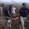 Vận chuyển người bị thương sau khi núi lửa phun trào. (Nguồn: AFP)