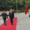 Bộ trưởng Bộ Quốc phòng Ngô Xuân Lịch và Bộ trưởng Bộ Quốc phòng Hàn Quốc Song Young-moo duyệt đội danh dự tại lễ đón. (Ảnh: Văn Điệp/TTXVN)