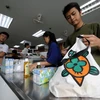 Người dân sử dụng túi vải để đựng hàng hóa tại siêu thị ở Bangkok, Thái Lan. (Nguồn: AFP/TTXVN)