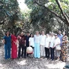 Đại sứ Thụy Điển Pereric Hogberg và phu nhân chụp ảnh lưu niệm cùng lãnh đạo huyện Thanh Hà tại vườn vải thiều. (Nguồn: TTXVN)