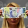Tờ tiền polymer mệnh giá 100 ruble. (Nguồn: Chinanews)