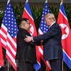 Nhà lãnh đạo Triều Tiên Kim Jong-un (trái) trong cuộc gặp lịch sử với Tổng thống Mỹ Donald Trump tại Singapore ngày 12/6. (Nguồn: EPA/TTXVN)