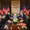 Tổng thống Mỹ Donald Trump (thứ 3, phải) và nhà lãnh đạo Triều Tiên Kim Jong-un (thứ 3, trái) trong cuộc hội đàm tại Singapore ngày 12/6. (Nguồn: THX/TTXVN)