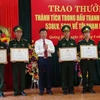 Chủ tịch Ủy ban Nhân dân tỉnh Quảng Bình trao thưởng cho cá nhân, tập thể trong chuyên án. (Ảnh: Đức Thọ/TTXVN)