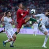 Cầu thủ Cristiano Ronaldo (giữa) đội tuyển Bồ Đào Nha tả xung hữu đột trước các cầu thủ Tây Ban Nha. (Ảnh: THX/TTXVN)