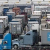 Vận chuyển hàng hóa tại cảng container ở Los Angeles, California, Mỹ. (Nguồn: THX/TTXVN)