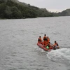 Nhân viên cứu hộ tìm kiếm nạn nhân mất tích trong vụ chìm tàu trên Hồ Toba ngày 18/6. (Ảnh: AFP/TTXVN)
