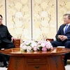 Nhà lãnh đạo Triều Tiên Kim Jong-un (trái) và Tổng thống Hàn Quốc Moon Jae-in tại cuộc gặp ở làng đình chiến Panmunjeom ngày 27/4. (Nguồn: Yonhap/TTXVN) 