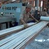 Hoạt động tại một nhà máy chế biến gỗ. (Nguồn: TTXVN)