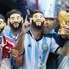 Cổ động viên Argentina đeo mặt nạ Lionel Messi cổ vũ cho đội nhà tại Nizhny Novgorod, Nga ngày 21/6. (Ảnh: Kyodo/TTXVN)