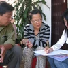 Điều tra viên thực hiện công tác điều tra tại hộ gia đình ở tổ 5, khu vực 3, phường An Cư, quận Ninh Kiều, Cần Thơ. (Ảnh: Thanh Vũ/TTXVN)
