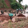 Các lực lượng quân đội và công an nỗ lực đào bới, tìm kiếm 4 nạn nhân bị mất tích tại khu vực sạt lở ở xã Noong Hẻo, huyện Sìn Hồ, Lai Châu. (Ảnh: Quý Trung/TTXVN)