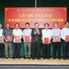 Phó giáo sư, tiến sỹ Lê Quốc Lý, Phó Giám đốc Học viện Chính trị Quốc gia Hồ Chí Minh trao Chứng nhận tốt nghiệp cho các học viên. (Ảnh: Nguyễn Dân/TTXVN)
