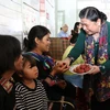 Phó Chủ tịch Quốc hội Tòng Thị Phóng thăm và tặng quà cho trẻ em xã Ayun, huyện Mang Yang. (Ảnh: Hoài Nam/TTXVN)