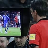 Trọng tài xem lại một pha bóng tranh cãi. (Nguồn: Sky Sports)