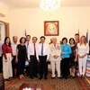 Phó Thủ tướng, Bộ trưởng Bộ Ngoại giao Phạm Bình Minh chụp ảnh cùng cán bộ, nhân viên Đại sứ quán, đại diện cộng đồng người Việt tại Hy Lạp. (Ảnh: Ngự Bình/TTXVN)