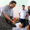 Phó Chủ tịch Ủy ban An toàn Giao thông Quốc gia Khuất Việt Hùng thăm hỏi các nạn nhân bị thương đang được điều trị tại bệnh viện. (Ảnh: Dư Toán/TTXVN)