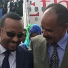 Tổng thống Isaias Afwerki (phải) chào đón Thủ tướng Ethiopia Abiy Ahmed tại sân bay ở Asmara, Eritrea. (Nguồn: Twitter/BBC)
