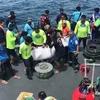 Lực lượng cứu hộ Thái Lan chuyển thi thể một nạn nhân trong vụ chìm tàu du lịch ở Phuket ngày 7/7. (Ảnh: THX/TTXVN)