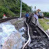 Sạt lở núi đá vôi tại Quảng Bình: Đã cẩu 3 khối đá ra khỏi đường sắt
