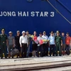 Các thuyền viên của tàu An Phú 868 được tàu Trường Hải Star 3 đưa về cảng Chu Lai an toàn. (Ảnh: TTXVN phát) 