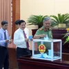 Đại biểu bỏ phiếu bầu chức danh Phó Chủ tịch Ủy ban Nhân dân thành phố Đà Nẵng nhiệm kỳ 2016-2021. (Ảnh: Nguyễn Sơn/TTXVN)