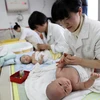 Chăm sóc trẻ sơ sinh tại trung tâm y tế ở Trùng Khánh, miền Tây Nam Trung Quốc. (Nguồn: AFP/ TTXVN)