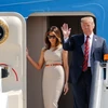 Tổng thống Mỹ Donald Trump (phải) và phu nhân Melania Trump (trái) tới sân bay Stansted Airport, Anh ngày 12/7. (Ảnh: AFP/TTXVN)