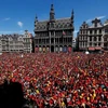 Người hâm mộ chào đón tuyển Bỉ. (Nguồn: The Sun)