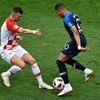 Pha tranh bóng giữa tiền đạo Pháp Kylian Mbappe (phải) với tiền đạo Croatia Ivan Perisic (trái) trong trận chung kết World Cup 2018. (Nguồn: AFP/TTXVN)