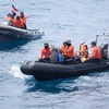Lực lượng cứu hộ tìm kiếm các nạn nhân vụ chìm tàu du lịch Phoenix ở ngoài khơi đảo Phuket, Thái Lan ngày 8/7. (Nguồn: THX/TTXVN)