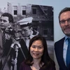 Đại sứ Ngô Thị Hòa chụp cùng Giám đốc Viện phim Joris Ivens trước bức ảnh chân dung nhà làm phim Joris Ivens. (Nguồn: Đại sứ quán Việt Nam tại Hà Lan)