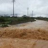 Nước lũ cuồn cuộn đổ về suối Dè, phường Hữu Nghị, thành phố Hòa Bình. (Ảnh: Nhan Sinh/TTXVN)