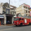 Xe cứu hỏa được điều động đến dập tắt đám cháy. (Ảnh: Huỳnh Thế Anh/TTXVN)