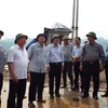 Bộ trưởng Bộ Nông nghiệp và Phát triển nông thôn Nguyễn Xuân Cường và đoàn công tác kiểm tra tình hình sạt lở tại đồi Ông Tượng trên công trình Nhà máy Thủy điện Hòa Bình. (Ảnh: Vũ Hà/TTXVN)