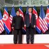 Tổng thống Mỹ Donald Trump (phải) và nhà lãnh đạo Triều Tiên Kim Jong-un tại cuộc gặp thượng đỉnh Mỹ-Triều ở Singapore ngày 12/6. (Nguồn: Yonhap/TTXVN)