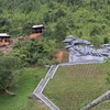 Di tích Cụm Tượng đài Kéo pháo trên triền đồi Bó Hôm (xã Nà Nhạn, huyện Điện Biên) đang bị xâm hại. (Ảnh: Nguyễn Xuân Tiến/TTXVN)