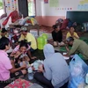 Người dân được sơ tán về một điểm trường ở trung tâm huyện Sanamsay. (Ảnh: Phạm Kiên/Vietnam+)