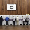 Cử tri Australia bỏ phiếu tại điểm bầu cử ở Sydney, ngày 2/7. (Nguồn: EPA/TTXVN)