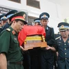 Di quan đưa thi hài của Thượng tá Khuất Mạnh Trí và Đại tá Phạm Giang Nam về mai táng tại quê nhà. (Ảnh: Tá Chuyên/TTXVN)