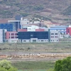 Quang cảnh khu công nghiệp chung Kaesong nhìn từ Paju, Hàn Quốc ngày 24/4. (Nguồn: AFP/TTXVN)