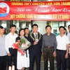 Nguyễn Ngọc Long, học sinh lớp 12, Trường THPT Chuyên Lam Sơn (Thanh Hóa) giành huy chương Vàng Olympic Vật lý quốc tế lần thứ 49 năm 2018 bên người thân. (Ảnh: Thanh Tùng/TTXVN)
