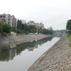 Sông Tô Lịch sau khi được cải tạo cảnh quan, giải tỏa các điểm lấn chiếm. (Ảnh: Hoàng Lâm/TTXVN)