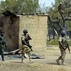Binh sỹ và cảnh sát Nigeria được triển khai tại Maiduguri, bang Borno sau một vụ tấn công của các tay súng Boko Haram. (Ảnh: AFP/TTXVN)