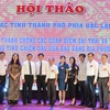 Lãnh đạo Hội Nhà báo Việt Nam, lãnh đạo tỉnh Bắc Ninh và các đại biểu tại hội thảo. (Ảnh: Thái Hùng/TTXVN)